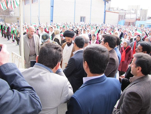 تبیین ارزش ها و آرمانهای انقلاب برای نسل امروز و فردا باید از اهم برنامه ها  باشد
