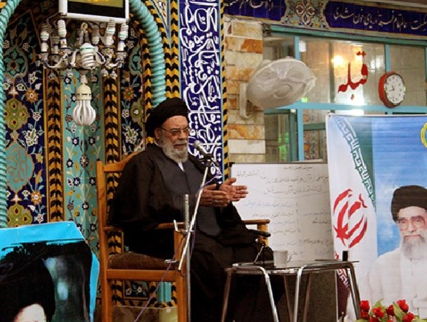 برخی از ابتدای انقلاب به دنبال ارائه تفسیرهای شخصی از قانون اساسی هستند