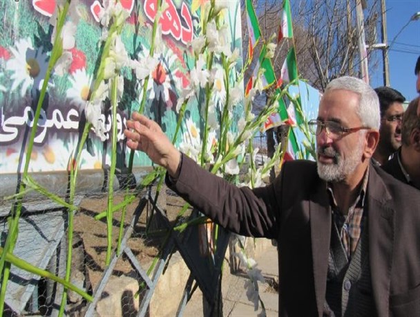 گلباران تمثال حضرت امام خمینی(ره) در چادگان/تصاویر