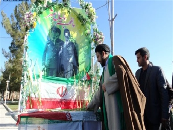 مراسم نمادین استقبال از ورود امام خمینی(ره) در شهر هرند/ تصاویر