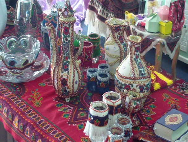 افتتاح نمایشگاه صنایع دستی با مدیریت بانوی معلول زرندی +تصاویر