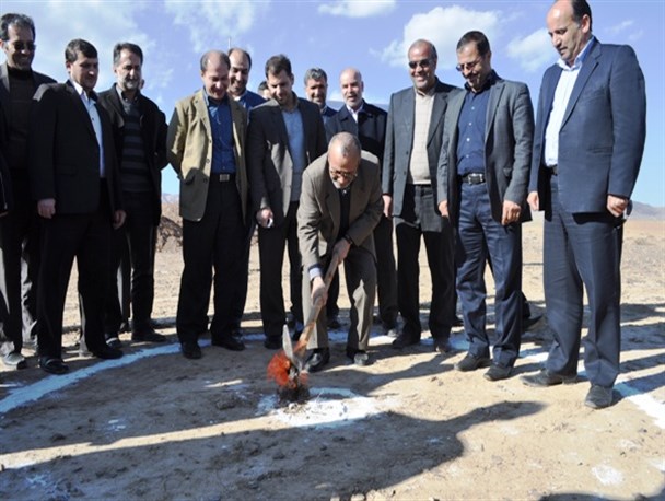 کلنگ احداث نخست شهرک ماهیان زینتی کشور در محلات به زمین زده شد