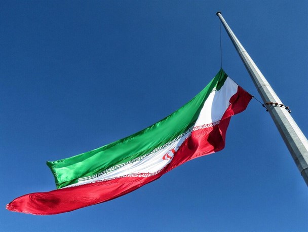 بزرگترین پرچم ایران بر فراز آسمان شیروان به اهتزاز در آمد