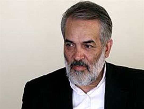 اشبه الناس به امام خمینی (ره) امام خامنه ای است