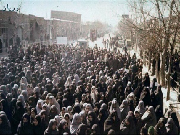 مقابله زنان بجنوردی با چماق به دستان/ کشته شدن رئیس شهربانی بجنورد به دست مردم