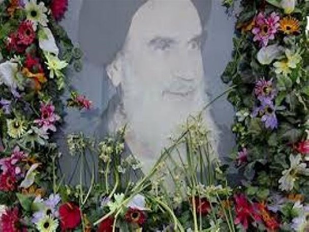 تمثال مبارک امام راحل(ره) در روستای چشمه سفید ماهیدشت گلباران شد