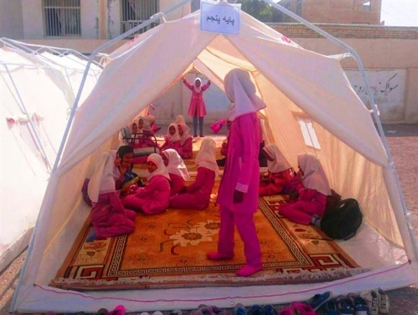 مدارس فرسوده قشم درحال فرو ریختن/ ادامه تحصیل دانش آموزان در چادر+ تصاویر
