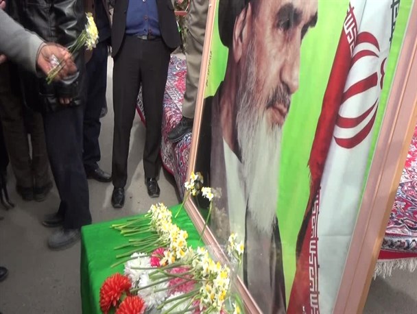 ثمثال مطهر امام راحل در سربیشه گلباران شد/ تصویری