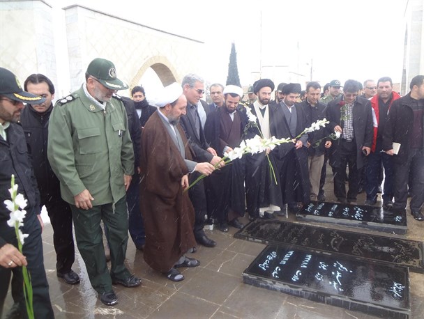 تجدید پیمان مسئولان بیله سوارمغان با شهدا در اولین روز از دهه فجر+تصاویر