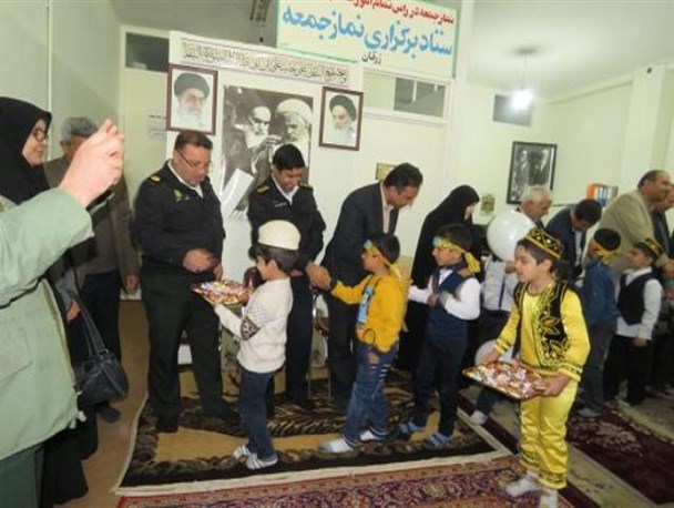 پذیرایی کودکان از مسئولان در زرقان