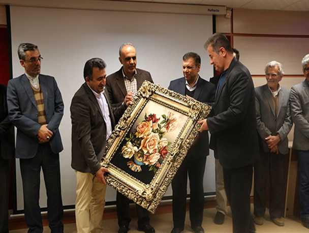 سنگ تمام ورزش دوستان سپیدانی برای مدیر نمونه  ورزش فارس
