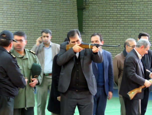 وقتی فرماندار پارس آباد تفنگ به دست می شود + عکس