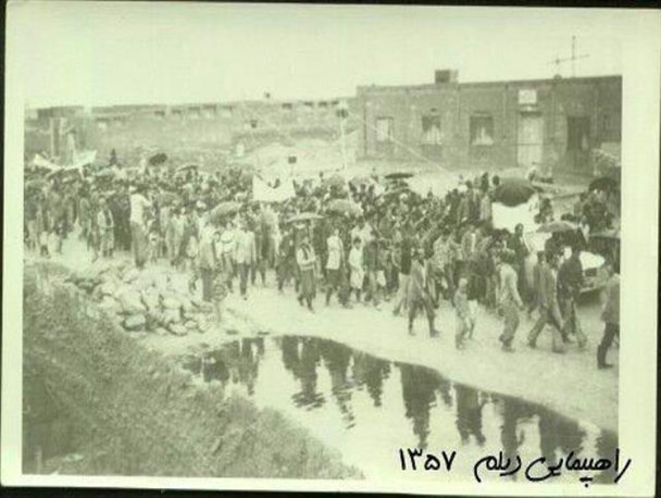 راهپیمایی سال ۱۳۵۷ روبروی مسافرخانه خلیج فارس دیلم + تصویر