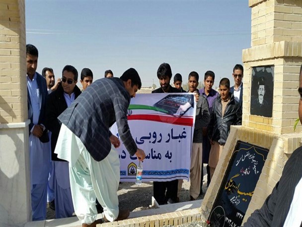 برگزاری مراسم عطر افشانی و غبارروبی مزار شهدا در لادیز
