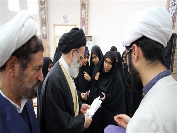 بازدید رئیس شورای سیاست گذاری ائمه جمعه کشور از مجمع القرآن گراش/عکس