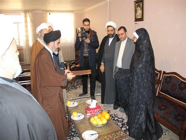 تجلیل نماینده ولی‌فقیه در آذربایجان‌غربی از همسر حجت‌الاسلام و المسلمین حسنی