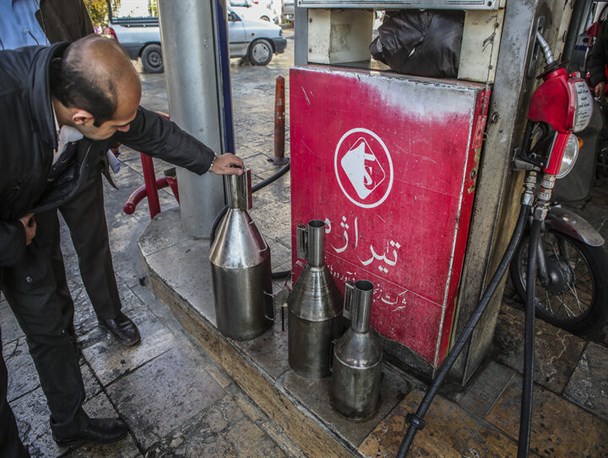 وزیر نفت: مردم کم فروشی جایگاه‌های سوخت را علنی گزارش کنند