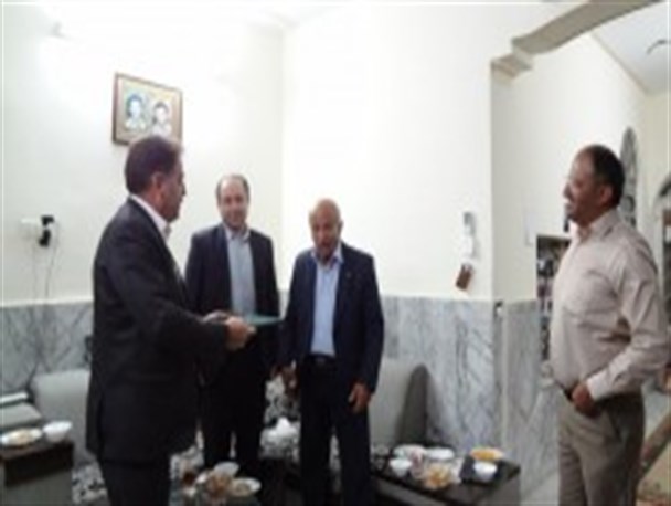مدیرکل گمرک بندرلنگه با خانواده شهید عزت زاده دیدار کرد