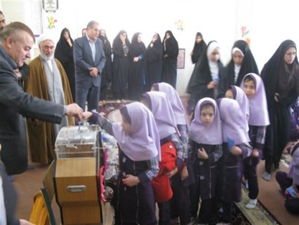 زنگ نیکوکاری در مدارس فریدونشهر نواخته شد