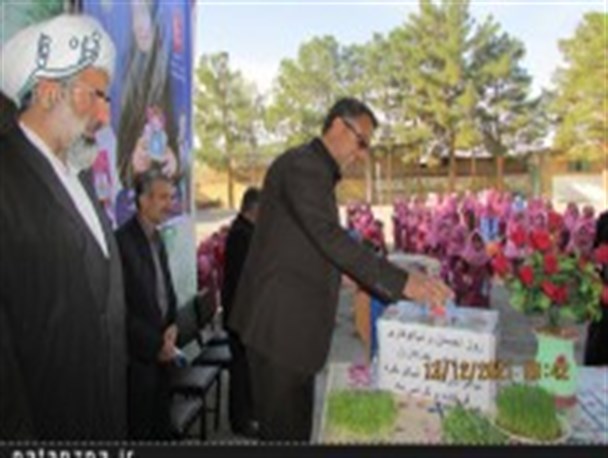 زنگ نیکوکاری در مدارس بادرود نواخته شد