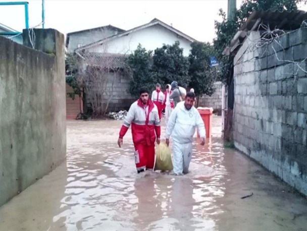 آب‌گرفتگی 140 خانه در بهنمیر/انتقال اثاث منازل به مساجد منطقه/تخلیه آب ادامه دارد