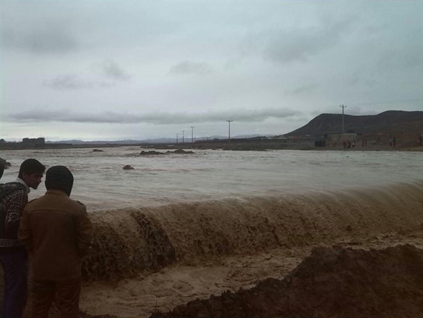 جاری شدن سیل در روستای نوغاب خراسان جنوبی/ تصویری