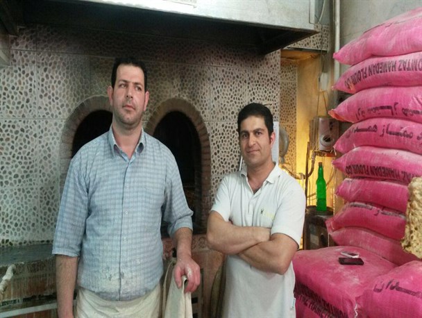 ابتکار جالب یک سنگکی در کمک به افراد مستحق/ نان از حساب دیوار + تصاویر