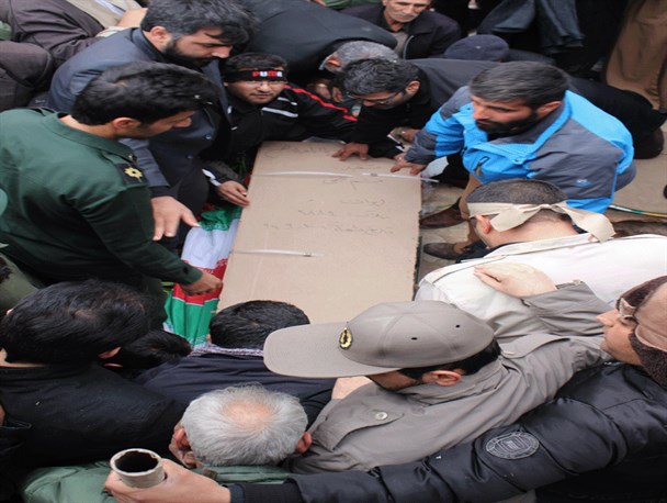 گزارش تصویری قرار دادن پیکر شهید نجفی در قبر توسط شهید ثامنی راد