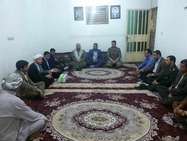 مسئولان خدمتگزار خانواده شهدا هستند + تصاویر
