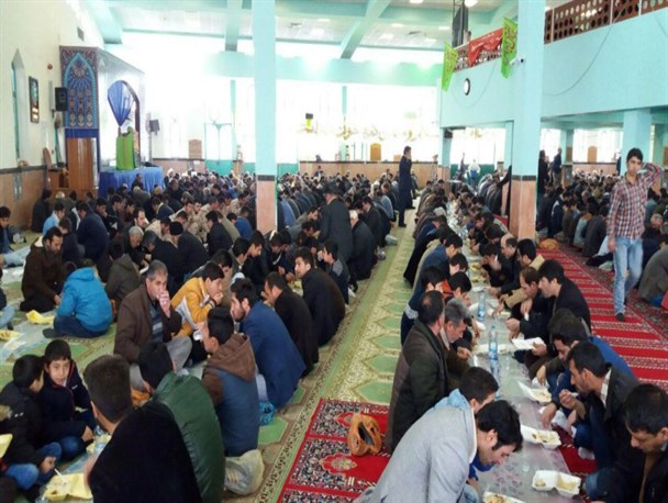 برپایی سفره احسان در سالروز شهادت حضرت فاطمه(س) در پارس آباد + تصاویر