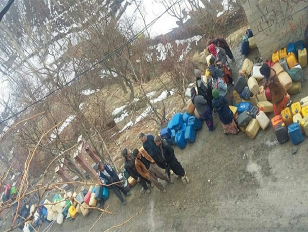 واکنش بخشداری سیروان در خصوص صف طویل نفت در روستای هشمیز سنندج