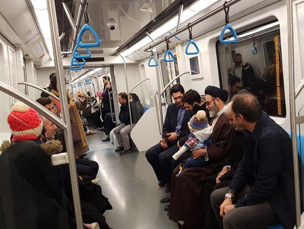امام جمعه ای که با مترو آمد و مسئولان نفهمیدند!/ امتناع خُرده مدیران از پیاده‌روی چند متری با مردم