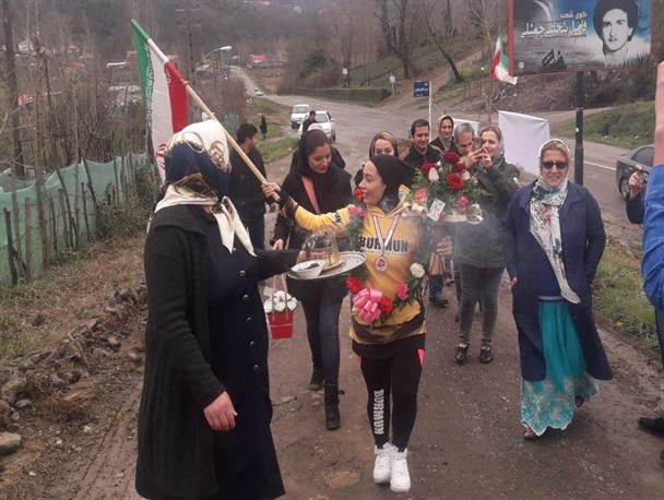 استقبال از بانوی قهرمان سیاهکلی و ادای احترام وی به شهدا+گزارش تصویری