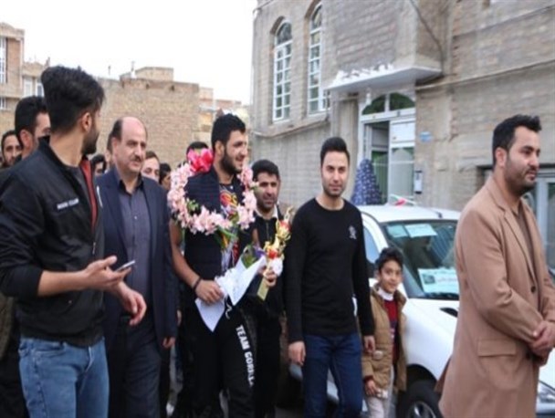 بوکسور قهرمان میاندوآبی با استقبال مردم وارد زادگاهش شد+ تصاویر