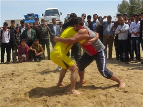 مسابقات کشتی محلی در خاتم +تصاویر