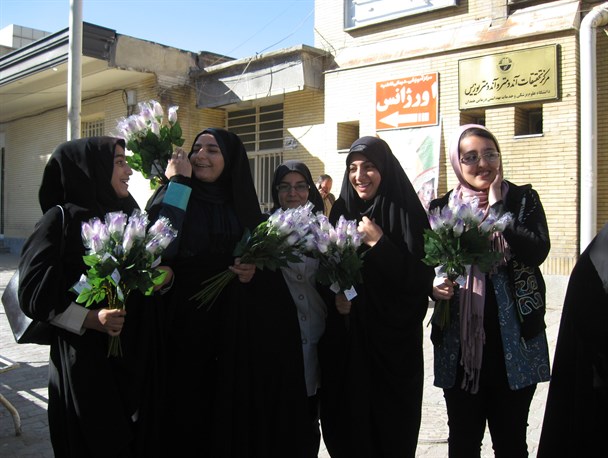 اهدای گل به مادرانی که آغازین لحظات حس زیبای مادرانه را تجربه می کنند