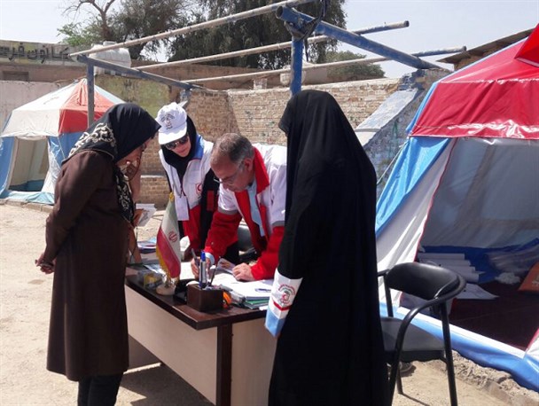 بیش از ۱۰۰۰ نفر از مهمانان نوروزی به چادرهای هلال احمر شهرستان کارون مراجعه کردند/ هیچ گونه گزارش فوتی در مسیر جاده ها نداشتیم