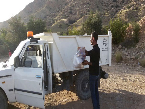 اقدام جالب دهیار روستای آبرزگه لنده در جمع آوری زباله گردشگران+تصاویر