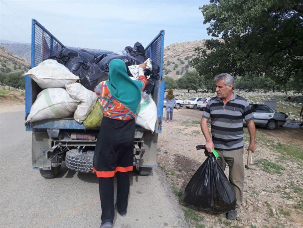 اقدام زیبای بخشدار مرکزی باشت در جمع آوری زباله های گردشگران در مناطق گردشگری باشت/وقتی دهیاری ها دست به کار می شوند +تصاویر