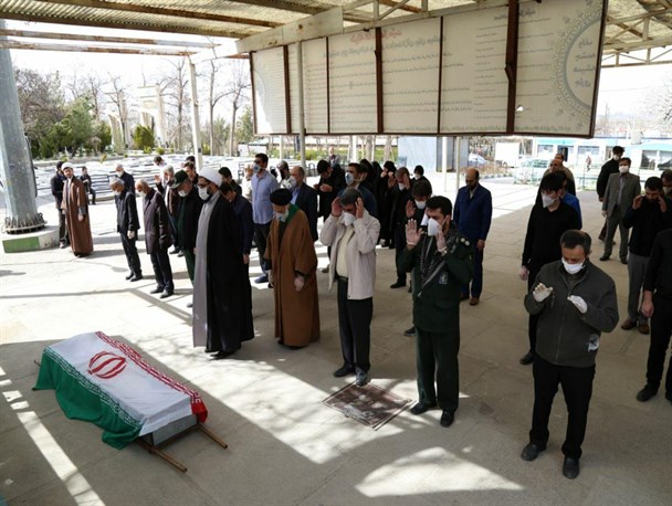 اقامه نماز بر پیکر مطهر شهید حاج میرزا سلگی