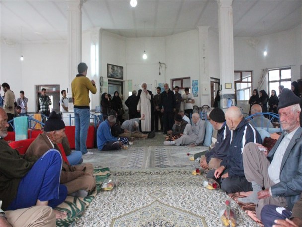 جمعی از دانشجویان موسسه آموزش عالی نوین به دیدار سالمندان رفتند