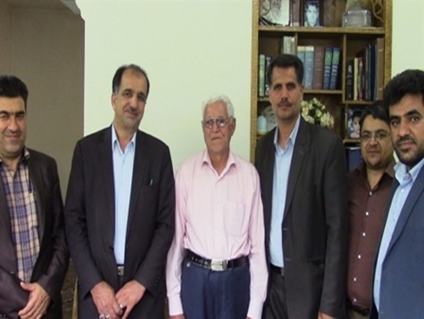 محمد دهقانی با حضور در منزل معلم خود روز معلم را به وی تبریک گفت