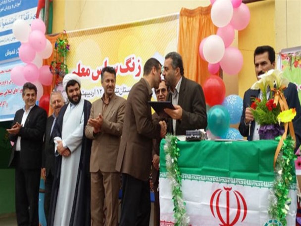 زنگ سپاس از معلم در مدرسه شهید مدرس لشتو برگزار شد
