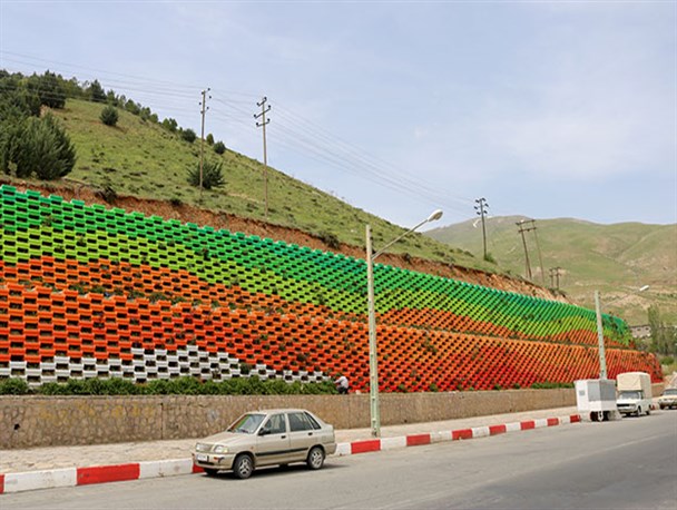 رنگ آمیزی و گلکاری سه هزار متر از دیوارهای تزئینی میدان گاز سنندج