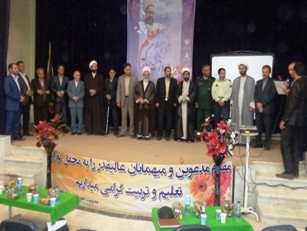 مقام معلم شایسته تکریم در تمام روزهای سال است