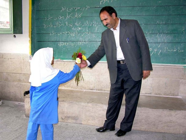 معلمی عشق و ایثار است