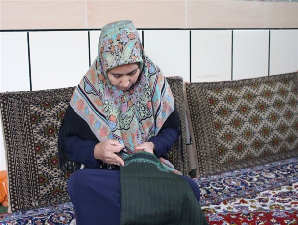 خانم های خانه دار می توانند با صنایع دستی به اقتصاد خانواده ها کمک کنند