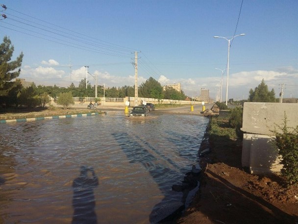 روان‌آب سرگردان در انتظار تدبیر مسئولین شهرداری/ ورودی دانشگاه باهنر آبگیری برای پرندگان مهاجر