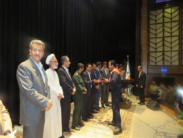 مراسم قدردانی از جمعی از کارگران و کارفرمایان نمونه بخش زرقان + تصاویر