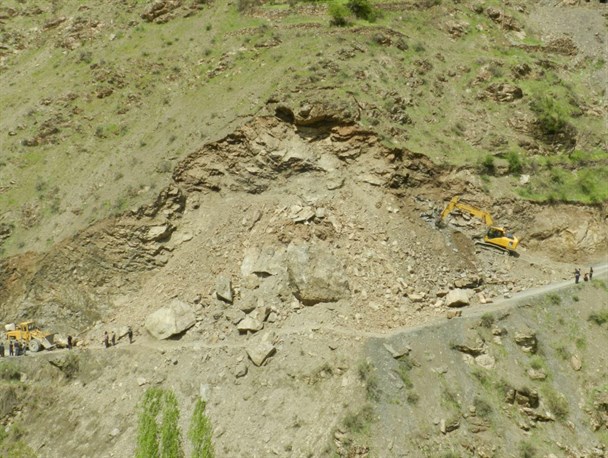 ریزش کوه راه ارتباطی بزرگترین روستای غرب کشور در سروآباد را مسدود کرد+تصاویر